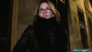 Rachel pénzért cumizza a dákót