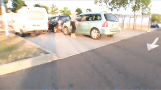 Fiatal mami a parkolóban szexel