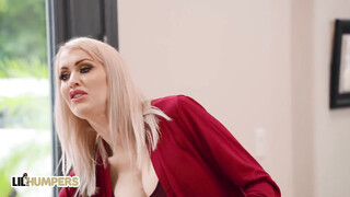 Katie Monroe kúr a nevelő fiával