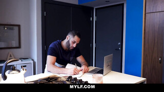Gyönyörű világos szőke milf a konyhában megrakva