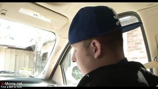 Öreg csajszi fiatal csávóval baszik