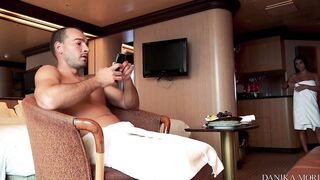 Danika Mori a hotelban dug