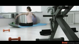 Jogázó tini pinát kúrel hátsó bejáratba az edő