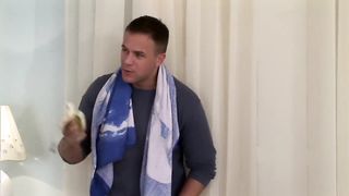Orosz tini kisasszony és a két bőrös virsli
