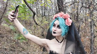 Halloween Cosplayes lány hátsó bejáratba tolva