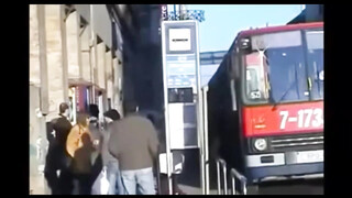 Budapesti Buszon fogdossa a hatalmas mellet