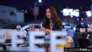 Eliza Ibarra élvezi a csoki pélót