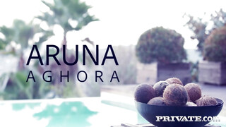 Aruna Aghora kicsike muffja finoman megdugva