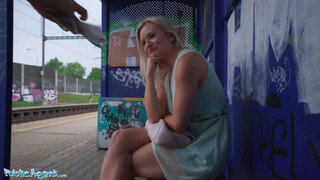 Public Agent - Lily Joy a vonatállomáson közösül
