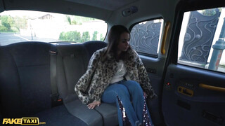 Fake Taxi - Jessy Jey a hátsó ülésen közösül