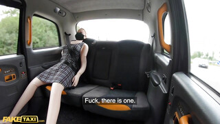 Fake Taxi - Tetovált seggű spiné lovagol