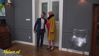 Mature.nl - Öreg háziasszony popsiba kefélve