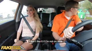 Fake Driving School - Victoria Pure dug az oktatóval