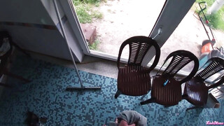 Tetovált orosz tini csaj a medencénél közösül