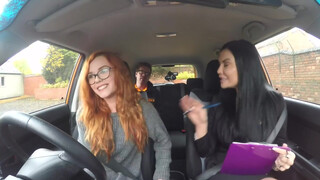Fake Driving School - pici vörös kisasszony eltereli az oktató figyelmét