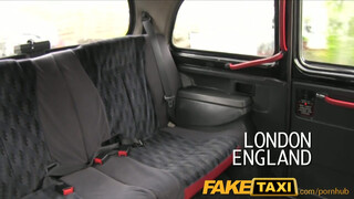 FakeTaxi - műcsöcsös hölgyemény szeret herét nyalni
