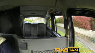 FakeTaxi - koleszos picsa ordítva élvez