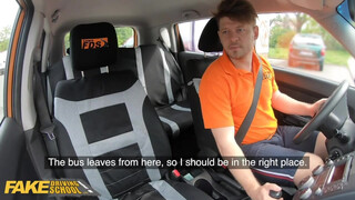 Fake Driving School - vegyvédelmi ruhában ül be a nőci a kocsiba