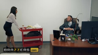 Brazzers - Ella Knox az óriás didkós latina kiscsaj