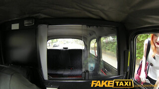 FakeTaxi izgató vörös kisasszony extra kannákkal