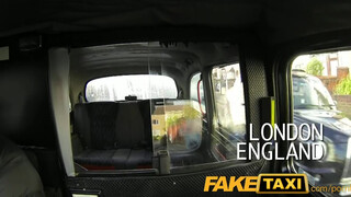 FakeTaxi világos szőke sunát nem nagyon zavarja az idősebb himbilimbi