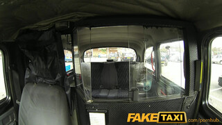 FakeTaxi kanos sunát meglepetés éri a hátsó ülésen