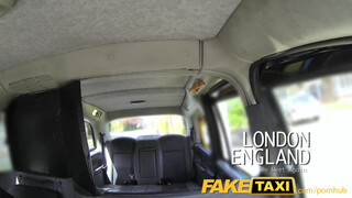 FakeTaxi félvér nőci meztelenül