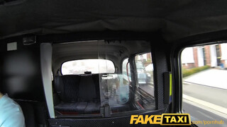 FakeTaxi gyönyörű csaj engedi hátsó bejáratba is