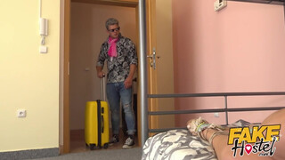 Fake Hostel szűk pinájú olasz picsa és kettő fütykös