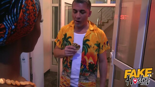 Fake Hostel afrikai lány és egy latina pina közösen