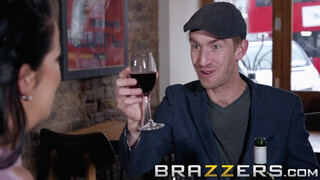 Brazzers - Anissa Jolie élvezi a hatalmas kárót