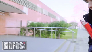 Mofos - Rebecca Volpetti a szabadban szexel