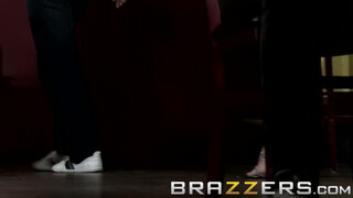 Brazzers - Keiran Lee egyszerre basz meg kettő kis csajt