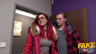 Fiatal spiné kikezd a szobatársával - Fake Hostel