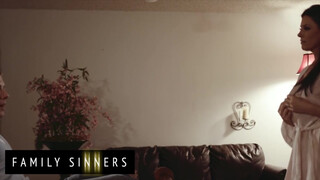 FamilySinners - India Summer a férje fiával dug félre
