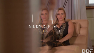 Nikky Dream gyönyörű ruhában maszturbál