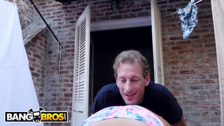 BANGBROS - Az isteni August Ames a szabadban szexel