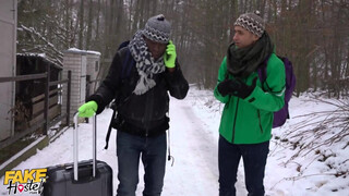 Méretes cickós tini nőci és a turista srácok - Fake Hostel