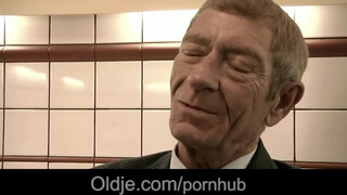 Magyar pornófilmes spiné kúrel idős sráccal - Oldje
