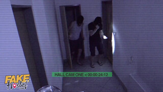 Tini kisasszonyt kúrnak a rabló srácok - Fake Hostel