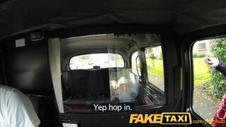 FakeTaxi - Georgie Lyall a taxiban kefél