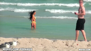 Mofos - amatőr bikinis picsa a partról