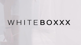 WHITEBOXXX - Világos Szőke tini spiné extra masszázst kap