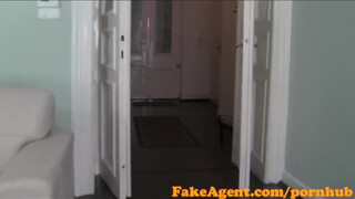 FakeAgent rettentő aranyos tini spiné és a szűk kicsike puncikája