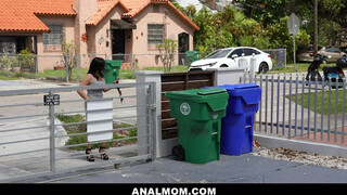 Nadia White fiatal csávóval baszik - Anal mom