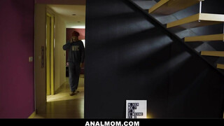 Canela Skin hátsó bejárata keményen megrakva - Anal mom