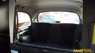 Freya Dee ingyen fuvarért baszik - Fake Taxi