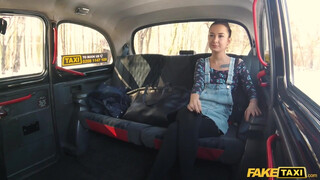 Freya Dee ingyen fuvarért baszik - Fake Taxi