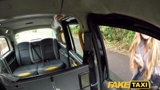 Stacey Saran a taxissal kúrel - Fake Taxi