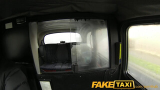FakeTaxi - Világos Szőke hatalmas seggű hölgyemény megrakva